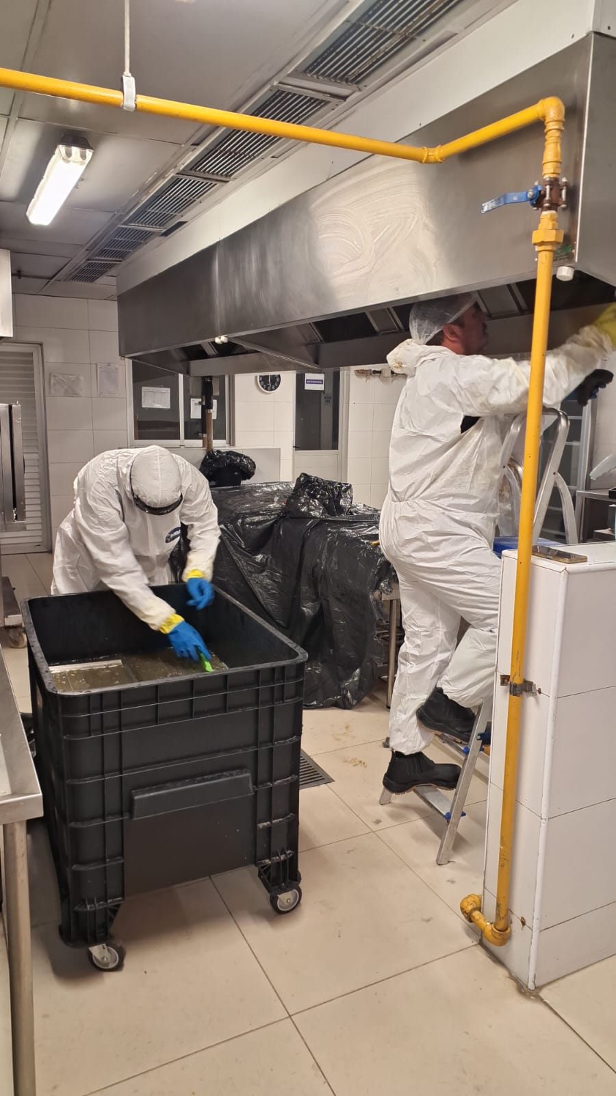 Serviço de exaustão em cozinha industrial